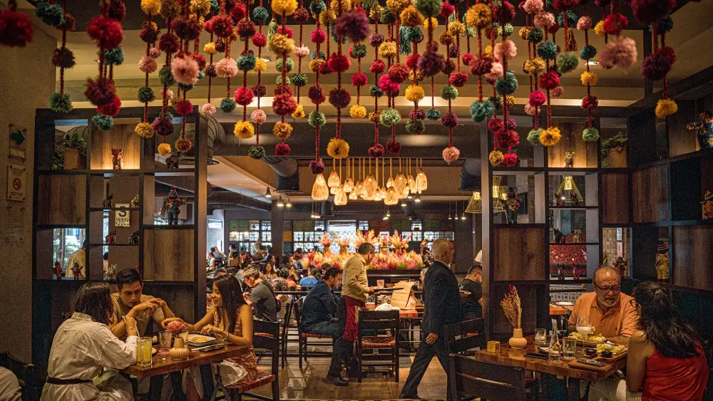 The Luxury Traveler’s Wardrobe: From Fine Dining in Miraflores to High-End Andean Trekking